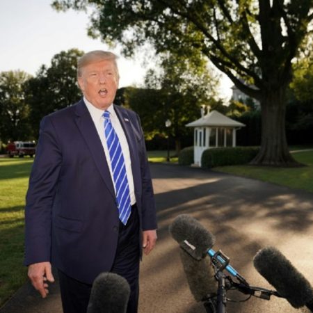 El presidente de Estados Unidos, Donald Trump habla con la prensa antes de irse de la Casa Blanca en Washington, el 30 de agosto de 2019. AFP