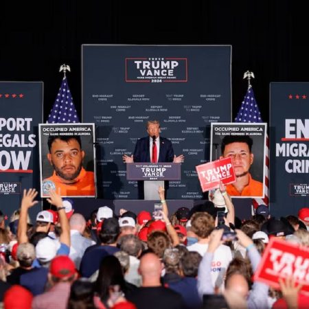 Trump visita la ciudad que usó para estigmatizar a venezolanos y promete "limpiar" el país