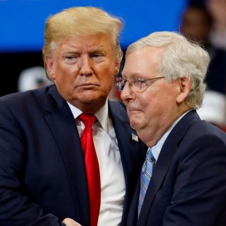 Trump insta a republicanos a echar a Mitch McConnell como su líder en el Senado