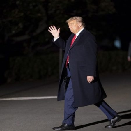 El presidente de Estados Unidos, Donald J. Trump, saluda a la prensa en su regreso a la Casa Blanca después de asistir a un mitin de campaña en Carolina del Norte, en Washington DC, Estados Unidos, 21 de octubre de 2020. ( Estados Unidos) EFE