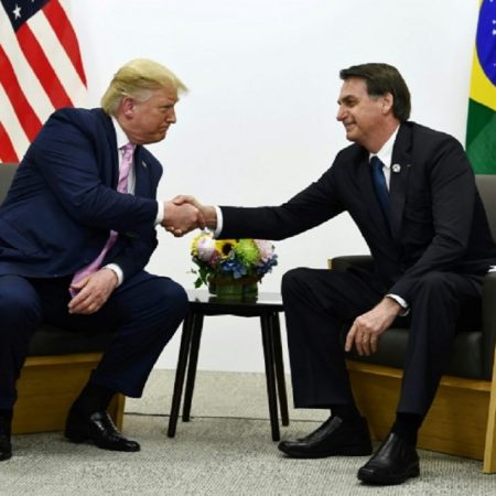Donald Trump y Jair Bolsonaro mantienen sus contradicciones ante avance del COVID-19. AFP