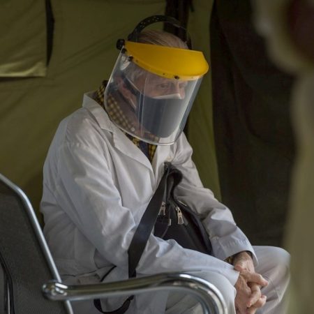 Un hombre espera para recibir una vacuna contra la covid-19 el 26 de marzo de 2021 en un hospital público, en Caracas (Venezuela). Cuando las vacunas han permitido que el mundo comience a tomar aire, Venezuela contiene el aliento. EFE