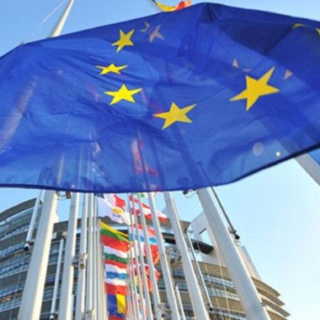Bruselas defiende el apoyo de la UE al reparto de vacunas en América Latina