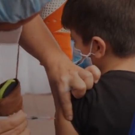 Academia Nacional de Medicina rechaza insistencia en vacunar a niños desde los 2 años