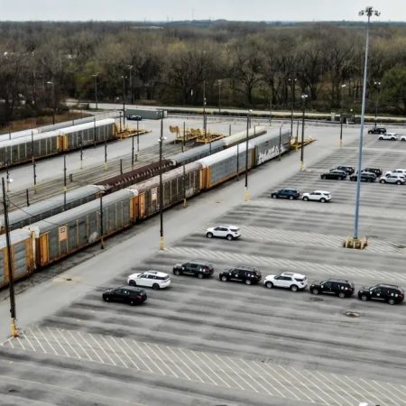 Trabajadores de GM, Ford y Stellantis votarán para autorizar una huelga en Estados Unidos