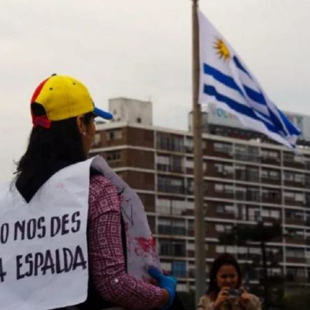 Cientos de migrantes venezolanos y cubanos solicitan asilo en Uruguay
