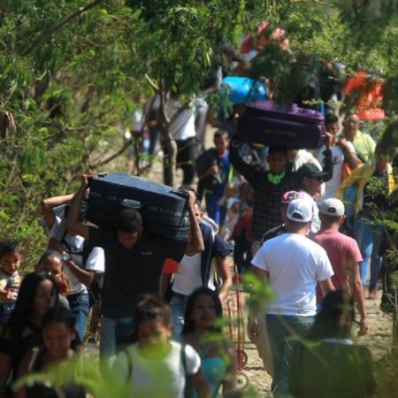 Venezolanas caminan por las trochas para llegar a Colombia.