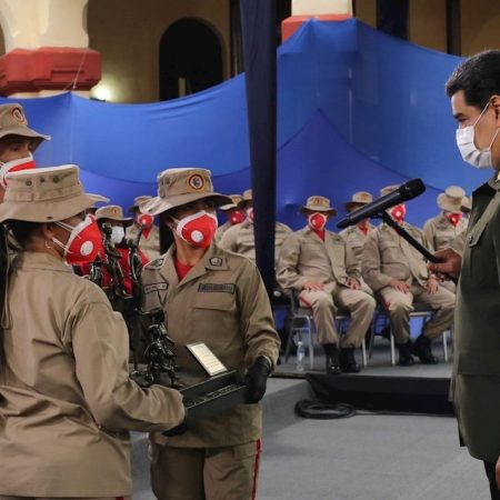 Un grupo de mil combatientes de la Milicia Nacional, una unidad de civiles afectos al chavismo, uniformados y armados, se desplazará al estado fronterizo de Apure. EFE