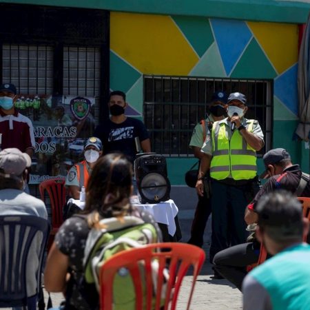 Venezuela este lunes inició una cuarenten radical y varias restricciones, para intentar frenar el crecimiento de casos y muertes por covid-19, que en los últimos días se han disparado en el país, en el que se han empezado a llenar las salas hospitalarias. EFE