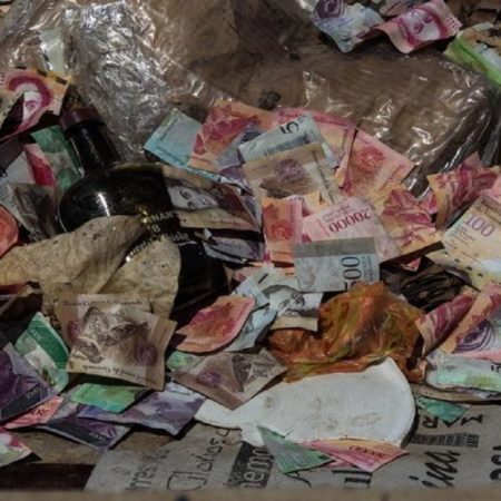 Vista de varios billetes venezolanos de distintas denominaciones en la basura este domingo, 18 de agosto de 2019, en Maracaibo (Venezuela).  EFE