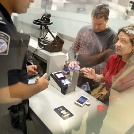 Ordenan a EE.UU. informar sobre persecución de viajeros en entradas al país