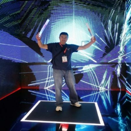 Un hombre juega "Beat Saber" durante una covención de video juegos E3 en Los Angeles en junio de 2019. AFP