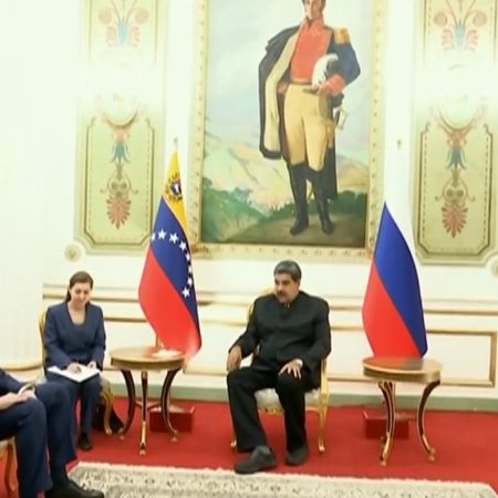 Lavrov cerró su visita a Caracas con una reunión privada con Maduro