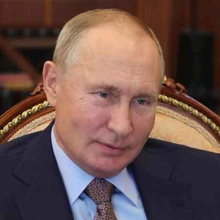 El presidente ruso, Vladimir Putin, asiste a una reunión con el presidente de la junta y director ejecutivo del Banco Agrícola Ruso (Rosselkhozbank) Boris Listov (no en la foto), en el Kremlin de Moscú, Rusia, el 20 de octubre 2020. (Rusia, Moscú) EFE