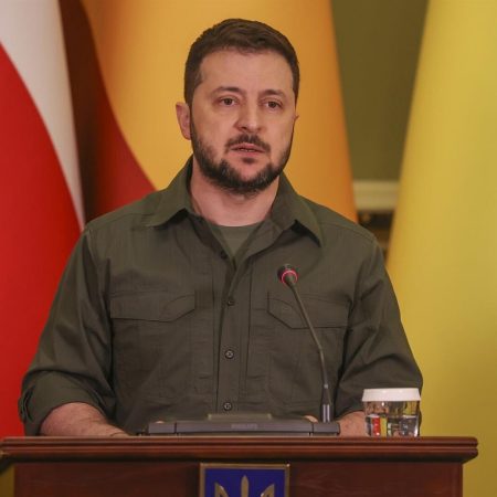 Zelenski acusa a Rusia de querer deshabitar Donbás y destruirlo como Mariúpol