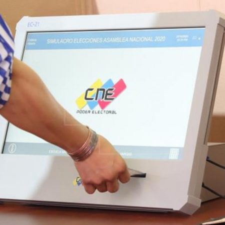 Maduro llama a votar y vaticina una "gran victoria de la democracia" el 21N