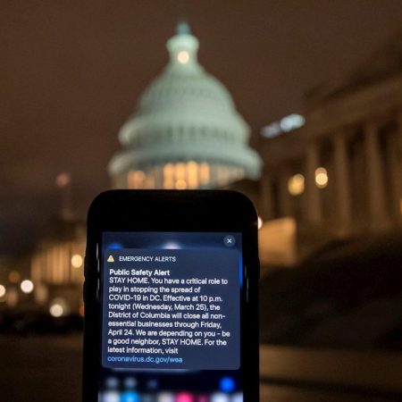 El gobierno de la ciudad del Distrito de Columbia, en Washington, DC, EE. UU., Entrega el 25 de marzo de 2020 una alerta de emergencia en el hogar a un teléfono móvil. EFE