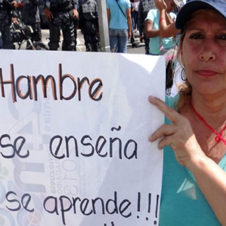 web-teachers-protest-fair-salary-venezuela-crisis-40guardiancatolic_12-44